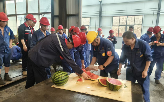 “一口甜，一身涼！新東電降溫福利：西瓜和冰塊已就位”