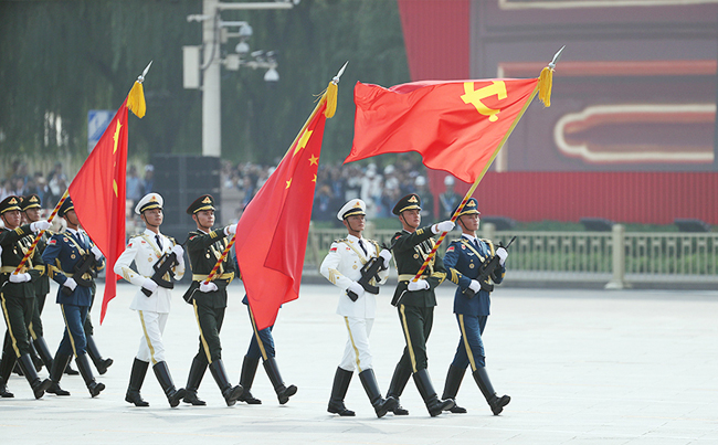 大屏映軍威，同心筑未來！新東電組織全員觀看閱兵！